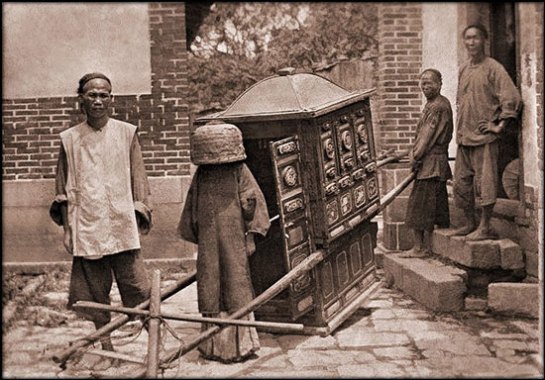 Breakfast, movable chow shop, Canton, China [c1919] Keystone View Co.