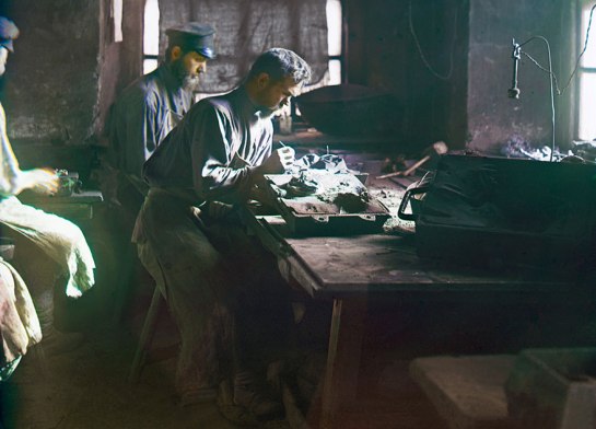 Molding of an artistic casting (Kasli Iron Works), 1910.